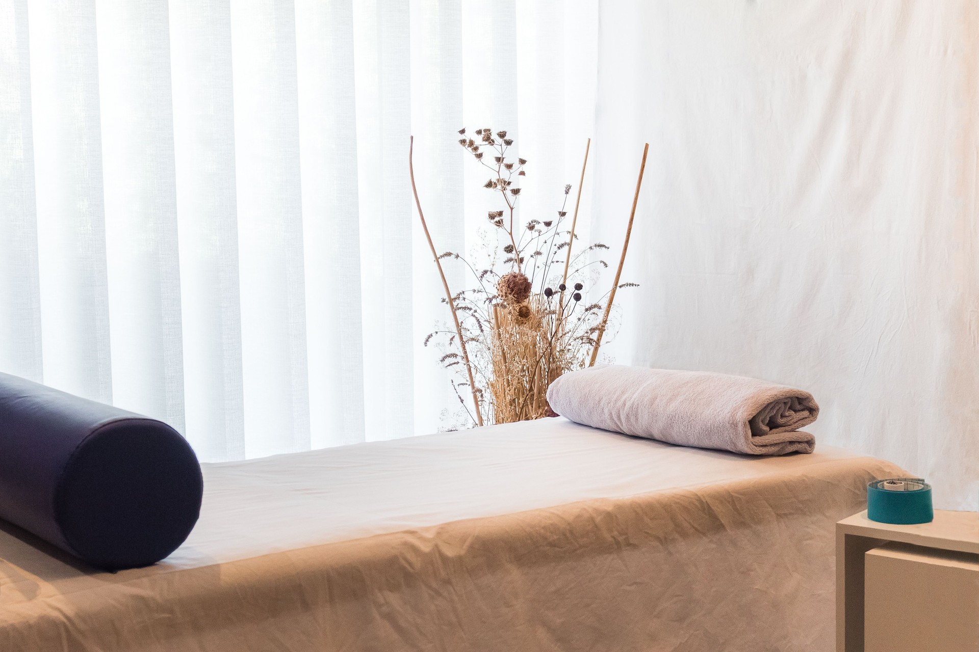 Detail of a comfortable, peaceful and relaxing space for practicing therapy.